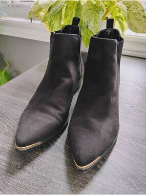 Expressions Black Suede Pointy Gold Tip Chunky Heel Ankle Boots 9